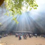 【カンボジア・カンポット】聖なる光を浴びるパワースポット。岩に囲まれた聖地コンポントラッチ。