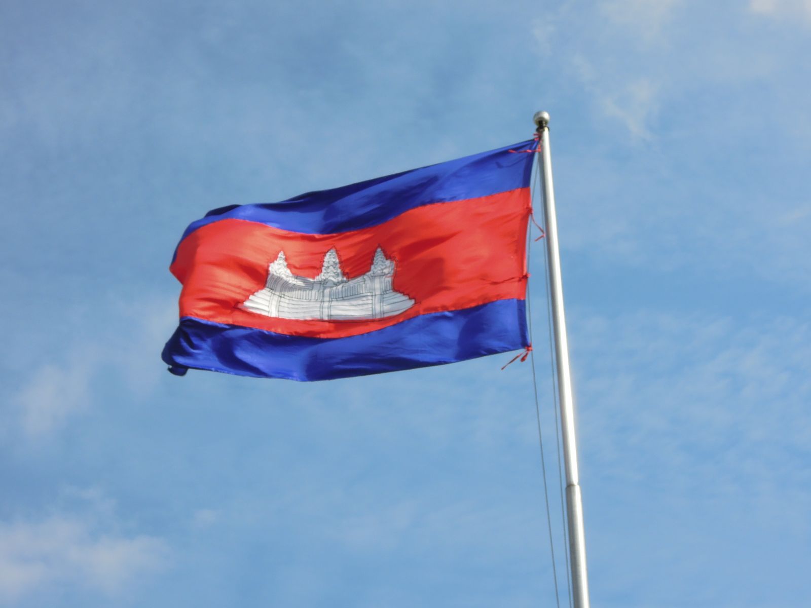 89%OFF!】 世界の国旗 万国旗 カンボジア 140×210cm